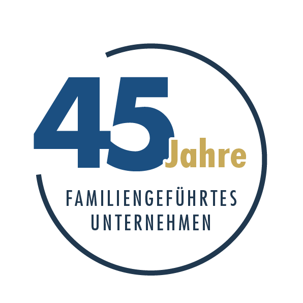 rundes Siegel mit den Worten "45 Jahre familiengeführtes Unternehmen"