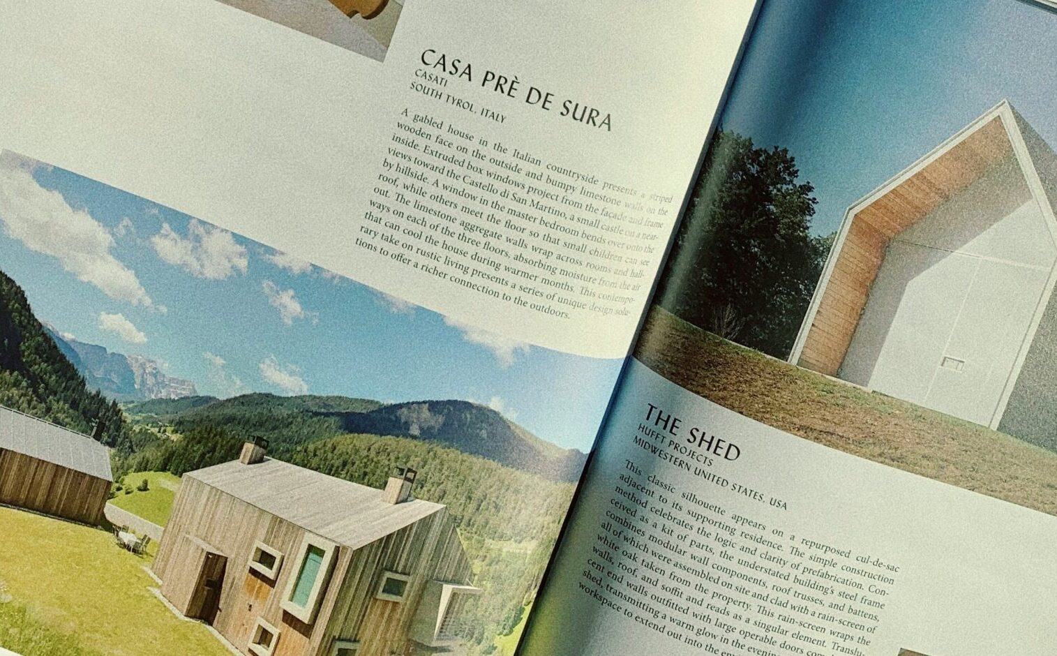 Aufgeschlagene Broschüre, die verschiedene Haustypen in Bildern und Text zeigt und beschreibt.